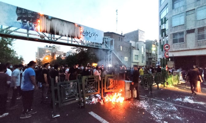 イランのテヘランでマフサ・アミニさんの死に対する抗議活動中、デモ参加者が火を燃やしているところ。（ロイター／ファイル）