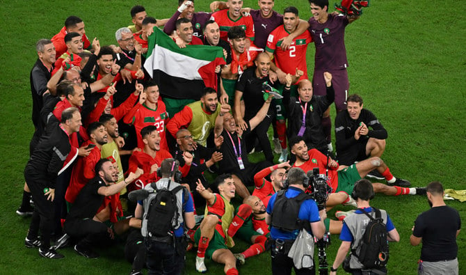 カタール2022ワールドカップ・ラウンド16の対スペイン戦終了後に喜ぶモロッコ代表選手たち。2022年12月6日、エデュケーション・シティ・スタジアム。（AFP）