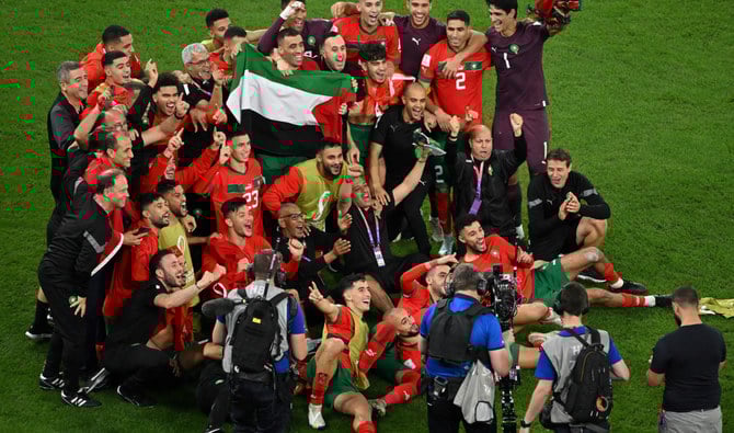 カタール2022ワールドカップ・ラウンド16の対スペイン戦終了後に喜ぶモロッコ代表選手たち。2022年12月6日、エデュケーション・シティ・スタジアム。(AFP)
