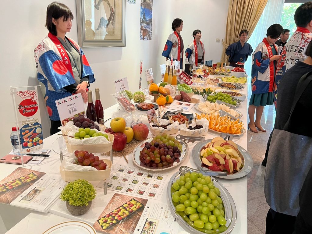 公邸に招かれたゲストらは、アラブ首長国連邦（UAE）と日本の外交関係樹立50周年の節目に、展示された日本の文化や、果物の味を楽しんだ。（ANJ写真）