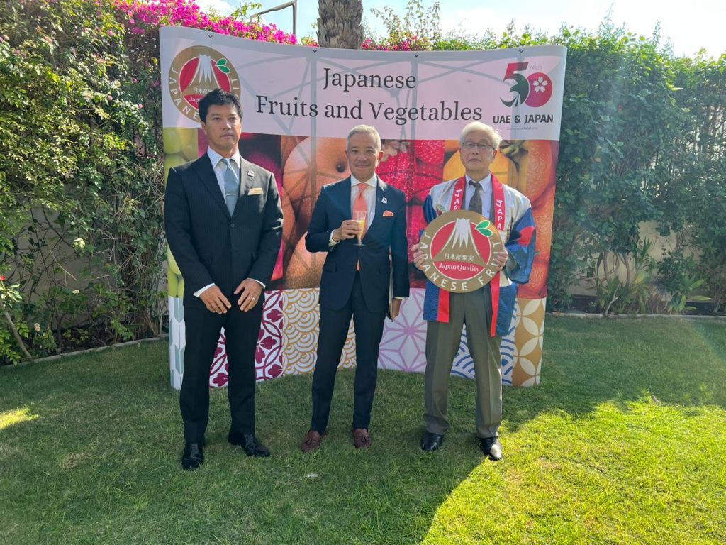 公邸に招かれたゲストらは、アラブ首長国連邦（UAE）と日本の外交関係樹立50周年の節目に、展示された日本の文化や、果物の味を楽しんだ。（ANJ写真）