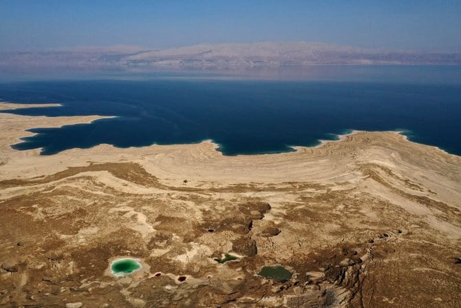 ヨルダンとイスラエルに接している死海の水位は年間約1メートル低下している。湖水の塩分濃度が高いため、水位が低下した跡には広大な塩と鉱物の平原が広がっている。（AFP）