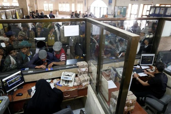 2017年1月25日、イエメン、サヌアの郵便局で給与の受け取りを待つ公共部門の職員たち。（ロイター）