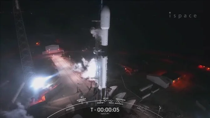 2022年12月11日、日本とアラブ首長国連邦の月面探査機2台を含むペイロードを搭載し、米国フロリダ州のケープカナベラル宇宙軍基地第40発射施設から飛び立つスペースXの「ファルコン9」ロケット。(ファイルフォト/AP)