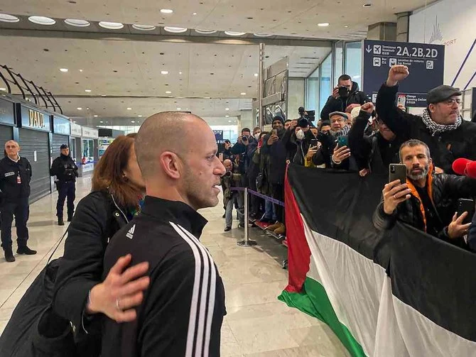 イスラエルからフランスに強制送還されシャルル・ド・ゴール空港に到着し、報道陣に向かって話すパレスチナ系フランス人弁護士で活動家のサラー・ハモウリ氏。2022年12月18日(日)、パリ。(AP)
