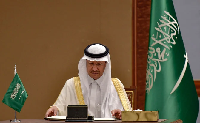 中国の習近平国家主席のサウジ王国到着を受けて発言する、サウジアラビアのアブドルアジーズ・ビン・サルマン王子兼エネルギー大臣。(ファイル／AFP）