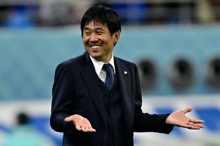 カタール2022ワールドカップ・グループEの日本対スペイン戦での日本代表の森保一監督の反応。2022年12月1日、ドーハのハリーファ国際スタジアム。（AFP）