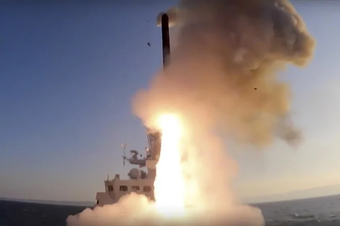 10月にウクライナの標的に向けて巡航ミサイルを発射するロシアの軍艦（上写真）。2022年12月16日には、60発ものロシアのミサイルが、ウクライナに向かって放たれているのが目撃された。（ロシア国防省報道部。APより)