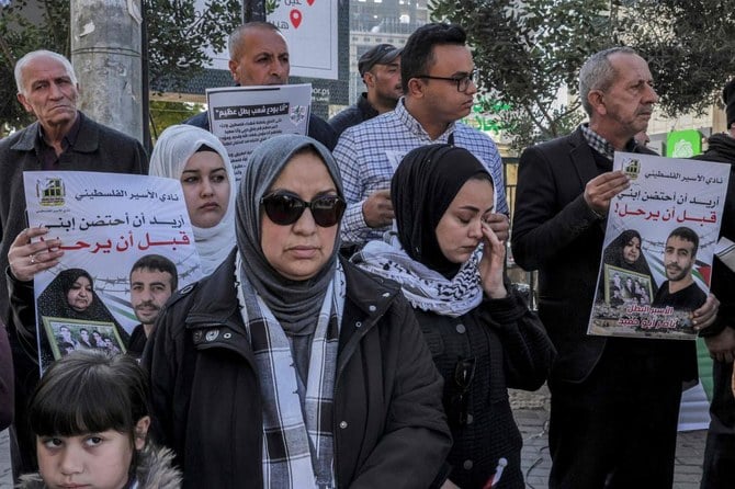 パレスチナ人囚人のナセル・アブ・ハミド氏がイスラエルの刑務所で死去した件に抗議をするため、人々が集まっている。イスラエル占領地・ヨルダン川西岸地区の火種の都市・ヘブロンの中心部にて撮影。(AFP)