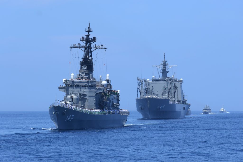 日本政府は損害保険会社に対し、ロシア海域での海上戦保険の提供を継続するよう要請した。 (シャッターストック)
