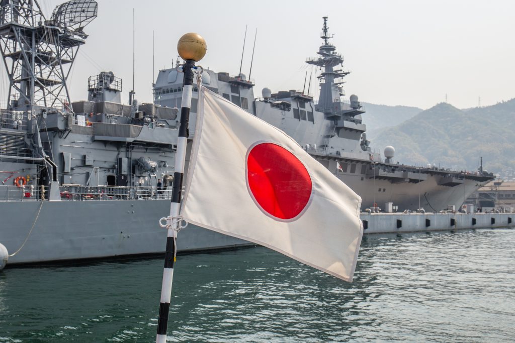 日本の海上自衛隊の将校が、国家安全保障関連の特別機密を漏えいした疑いが持たれている。 (シャッターストック)