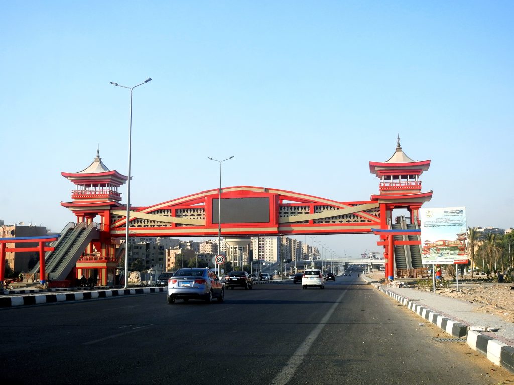 エルシーシ大統領は日本の故安倍元首相にちなんで歩道橋を命名した。