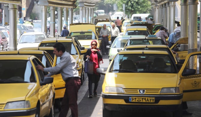 イランの首都テヘランにあるタクシー乗り場。タクシーが客を乗せるために並んでいる。（AFPの資料写真）
