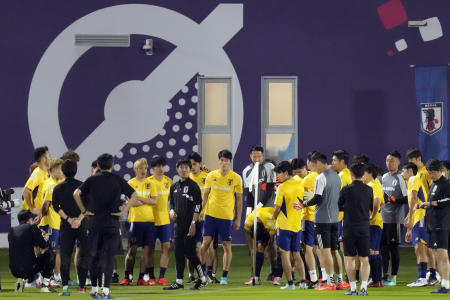 2022年11月29日(火)、カタールのドーハで行われた日本代表チームのトレーニング・セッションに集まる日本の森保一監督と選手たち。(AP通信)