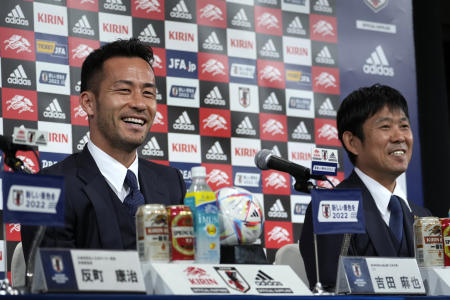 2022年12月7日水曜日、成田空港近くのホテルで、カタールでのワールドカップから帰国した日本代表の記者会見で、笑顔を浮かべる日本の森保一監督（右）と主将の吉田麻也。（AP）