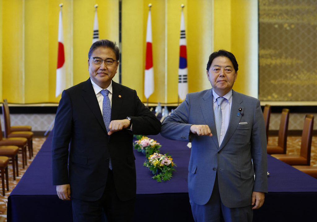 東京都内で会談に臨む韓国の朴振（パク・ジン）外相（左）と日本の林芳正外相（右）（2022年7月18日）（AFP）