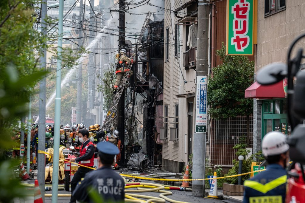 西日本、神戸のアパートで火事。 (AFP)