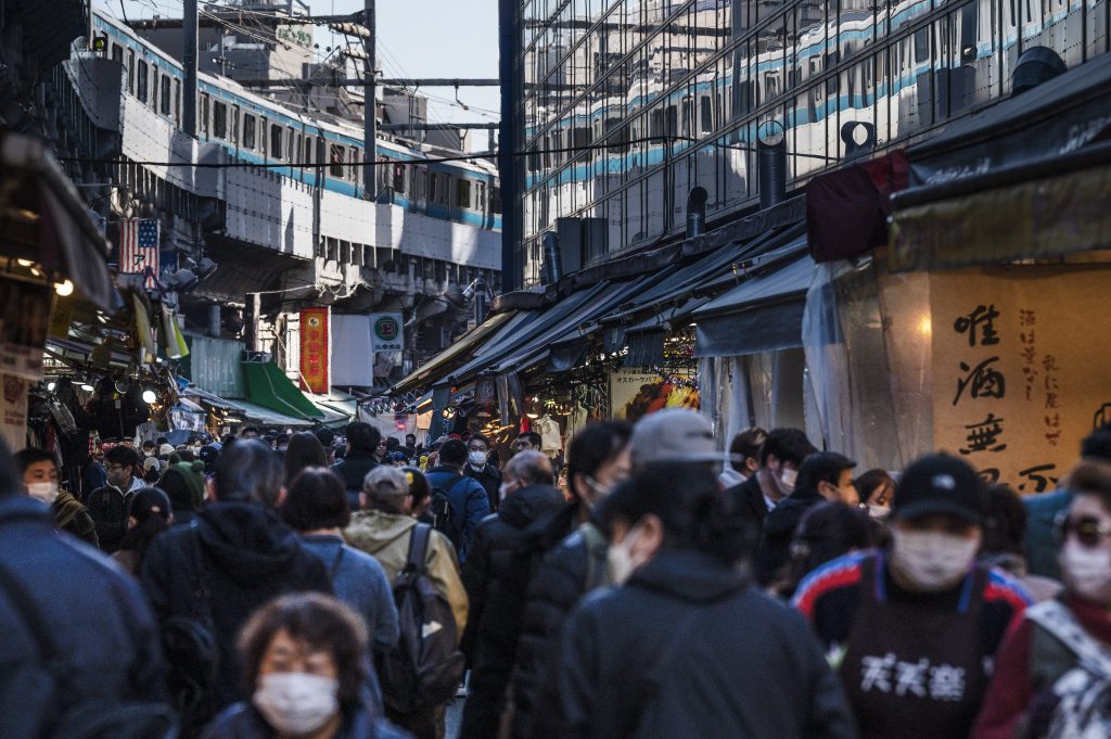 2022年12月23日、東京・上野の人気ショッピングエリアの店舗を行き交う人々。12月23日、日本の物価は1981年以来最も速いペースで上昇していることが明らかになった。（AFP）