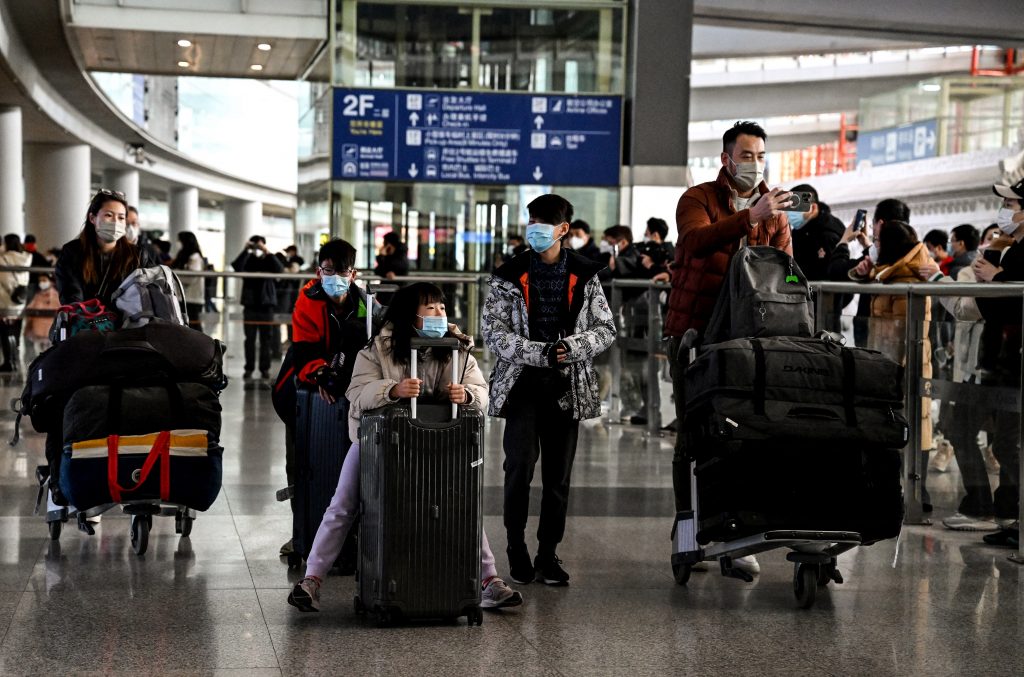 2023年1月8日、北京首都国際空港国際線到着エリアの乗客たちの姿。ファイル／AFP）