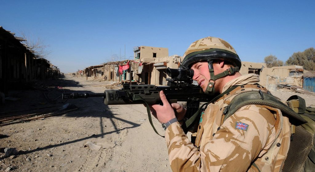 2008年2月28日に公表された写真では、英国のヘンリー王子が、2008年1月2日にアフガニスタン南部のヘルマンド州にあるデリー前線作戦基地に近い砂漠の街ガルムシールをパトロールする様子が写っている（AFP）。