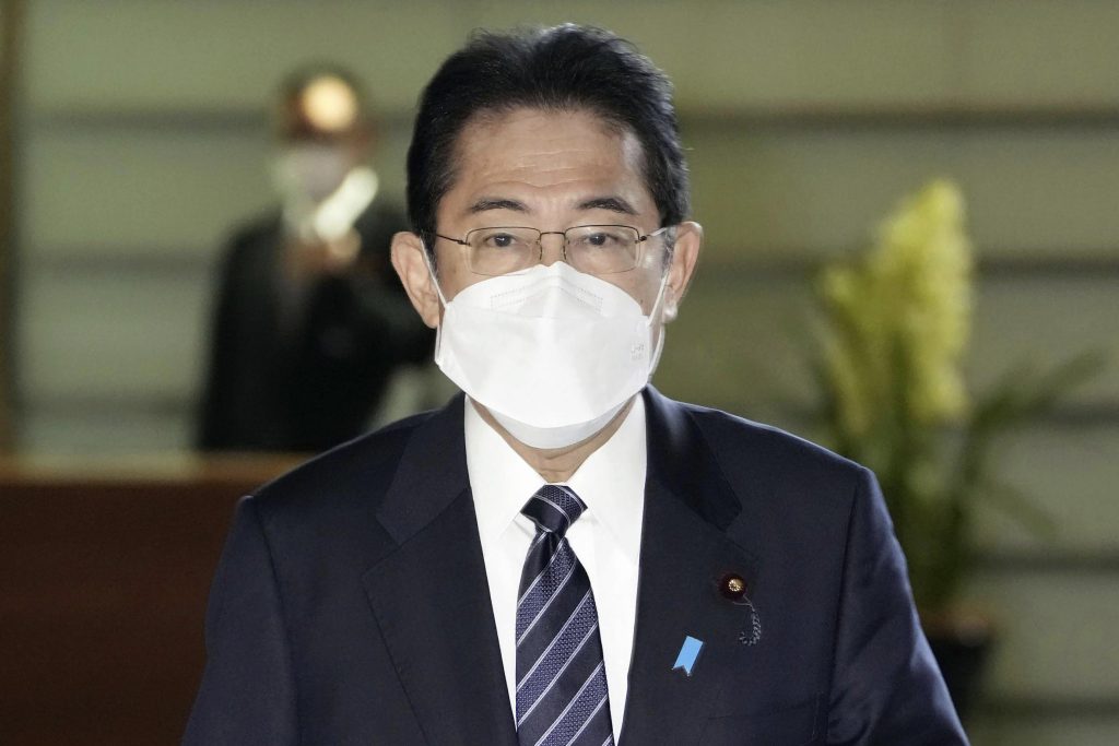 東京の首相官邸に到着した岸田文雄首相（2023年1月20日）。（AP経由共同）