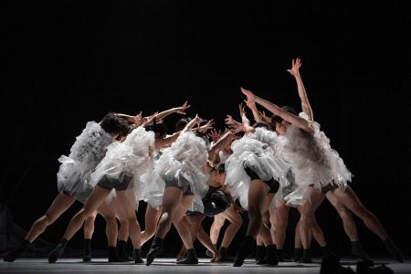 横浜市の神奈川芸術劇場で、バレエ団「K-BALLET」によるプラスチック汚染問題を訴える、「プラスチック」と題した2部構成の革新的な公演の一作、「ビニール傘小町」のドレスリハーサルに参加するパフォーマーたち。(2023年1月7日撮影 AFP)