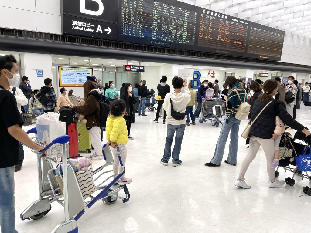 東京に近い成田空港の到着ロビーのファイル写真。 (ANJ)