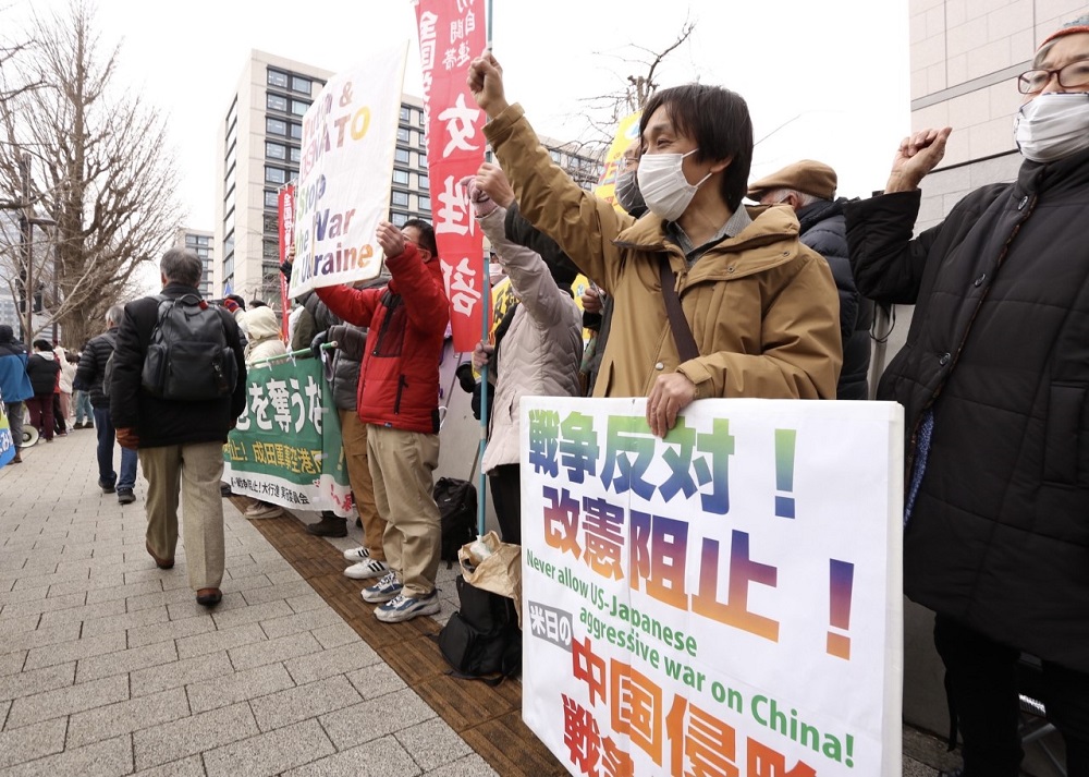 通常国会が召集された月曜日、論議を呼んでいる防衛法案の提出にに抗議するデモが議事堂周辺で数回行われた。(ANJ)