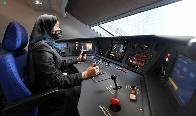 32 人の女性が、サウジの鉄道会社によるハラマイン高速鉄道のリーダープログラム から認定された。 (SPA)