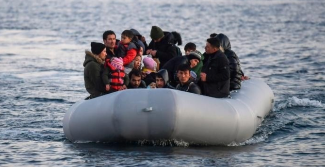 スペインの人権団体「カミナンド・フロンテラス」（フロントライン・ディフェンダーズ）による最近の報告書によれば、2018年以降、１万１千200人以上（１日平均６人）の移民がスペインに到達しようとして死亡または行方不明となっている。（AFP通信／ファイル写真）