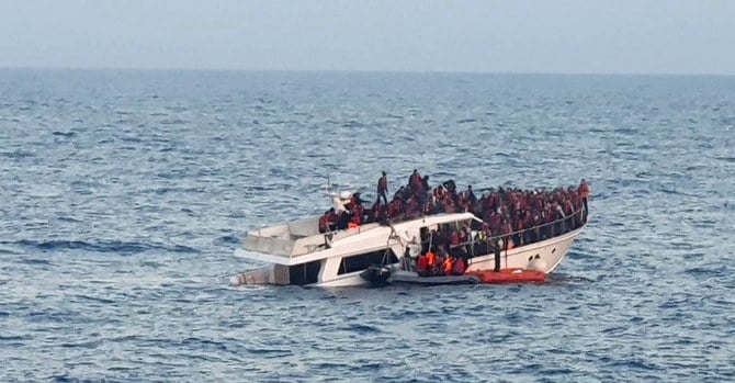 2022年12月31日、レバノン軍が提供した配布写真に映る地中海海域で沈没する移民船。(レバノン軍ウェブサイト / AFP)