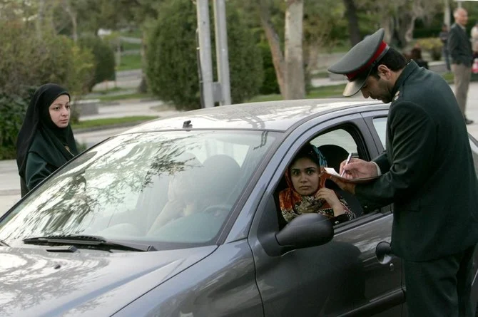 イランのナザルプログラムが2020年に開始されると、車の所有者には、車内の服装規定違反を警告するSMSテキストメッセージが送られ、繰り返された場合は「法的」措置が取られることが警告されるようになった。(AFPのファイル写真)