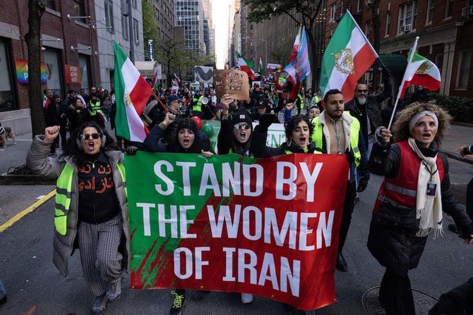 マフサ・アミニさんが道徳警察による拘束下で死亡した事件を受け、国連に対しイランにおける女性の扱いに対して行動を起こすよう求めるデモ隊。2022年11月19日、ニューヨーク。（AFP）