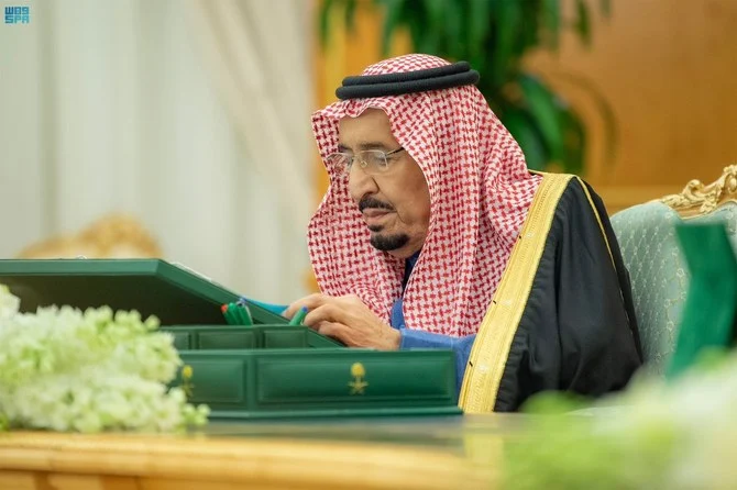 火曜日に、リヤドのアル・ヤママ宮殿で行われる週次内閣の議長を務めるサウジアラビアのサルマン国王。（SPA）