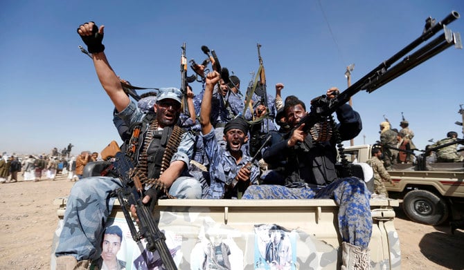首都サヌアでの集会で、軍用車両に乗りながらスローガンを唱えるフーシ派の戦闘員たち。（AFPファイル写真）