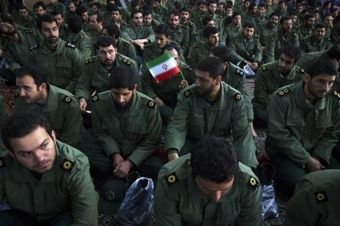 イラン革命防衛隊の隊員が、テヘラン南部にあるホメイニ廟で開かれているイラン・イスラム革命33周年記念式典に出席している。（2012年2月1日撮影）（ロイター）