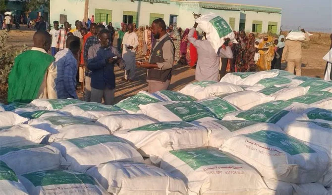 この活動は、サウジアラビアがKSreliefを通じてスーダンの洪水の被害に遭った人々や最貧困家庭に行っている緊急食糧援助の一環として行われた。（SPA）