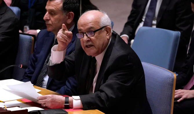パレスチナの状況をめぐって開かれた国連安全保障理事会の緊急会合で発言するリヤド・マンスール国連大使。2023年1月5日、ニューヨークの国連本部。（AFP）