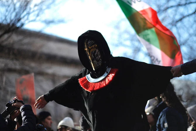 イラン国連代表部前でイランでの処刑や拘束に反対して抗議行動を行う人々。ニューヨーク。 (AFP)