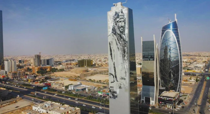 リヤドのキングファハド・ロードに建つ塔に描かれた、モハメド・アル・アンマー氏によるアブドルアジーズ国王の壁画。（提供）