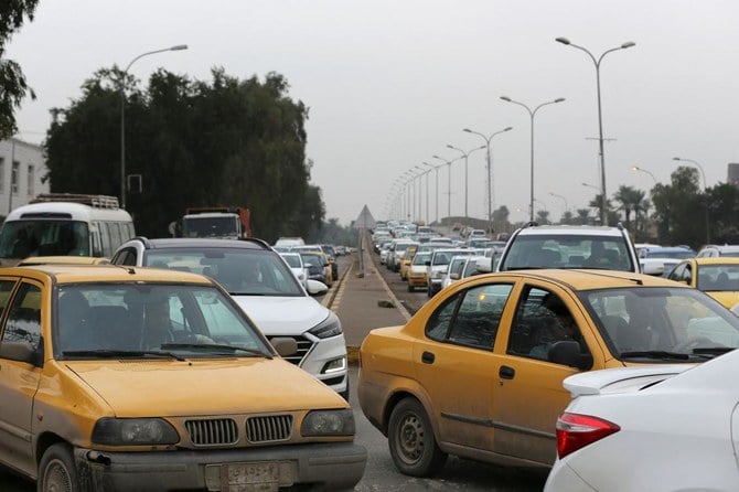 2023年1月8日、首相府が厳重に警備されている区域の道路とトンネルの再開を発表した後、バグダッドのグリーン・ゾーンの入り口に通じる道路で、車が渋滞で列をなしている。(AFP)