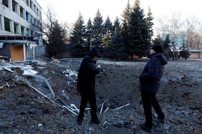 ロシアによるウクライナ攻撃が続く中、クラマトルスクへの夜間のミサイル攻撃の現場を確認する人々。（2023年1月8日。ロイター）