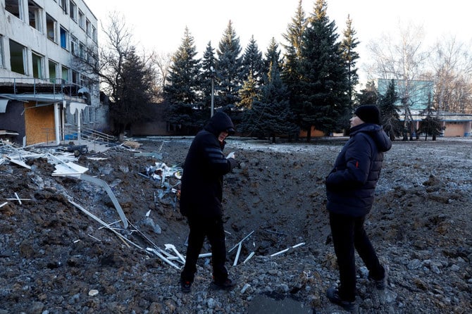ロシアによるウクライナ攻撃が続く中、クラマトルスクへの夜間のミサイル攻撃の現場を確認する人々。(2023年1月8日。ロイター)