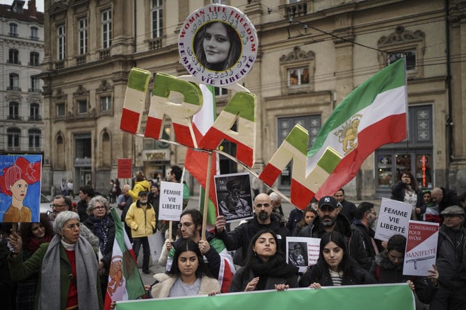2023年1月8日(日)、フランス中部リヨンでデモを行う人たち。(AP)
