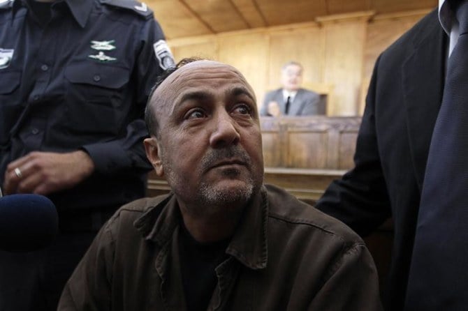 2012年1月25日、エルサレム治安判事裁判所での評議に出席する、受刑中のファタハ指導者マルワン・バルグーティ氏。（ロイター）