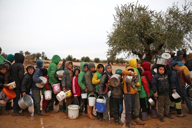 トルコ国境近くのキャンプで食べ物を求めて列を作るシリアの子供たち。 (AFP)