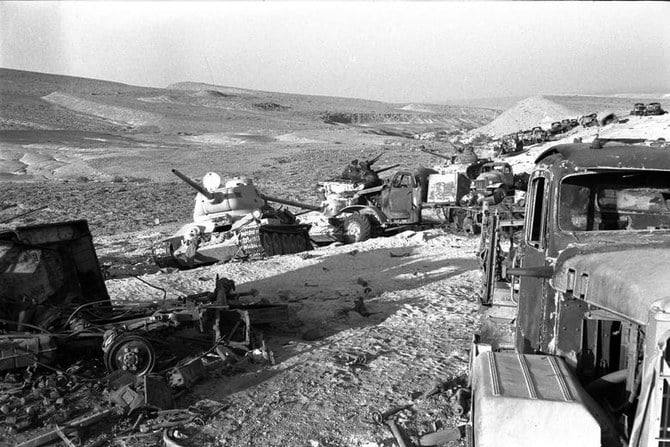 1967年6月の戦争時にミトラ峠付近で、イスラエル空軍によって破壊された軍用車両が見える。(ファイル/ロイター)