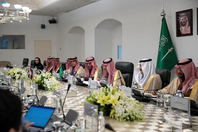 サウジアラビアの外相であるファイサル・ビン・ファルハーン王子とエジプトのサーミフ・シュクリー外相が、リヤドで開かれている会議の議長を務めている。（SPA） 