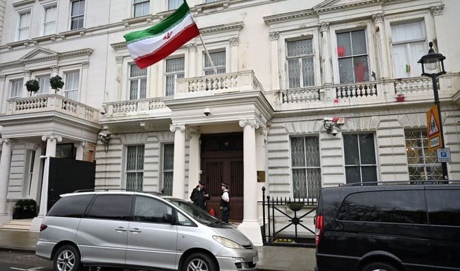 ロンドンのイラン大使館の外で警備にあたる警官（2023年1月14日）。（AFP）