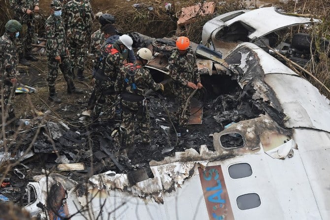 1月16日、ネパールは、過去30年で最も多くの死者を出した航空機事故の犠牲者のために喪に服した。今回の旅客機墜落事故では67人の死亡が確認されている。（AFP）